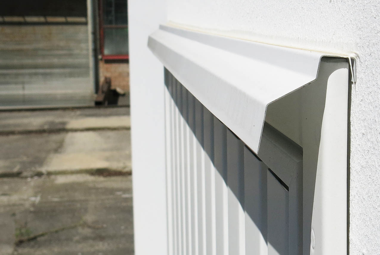 Abtropf-Blech über der Tür