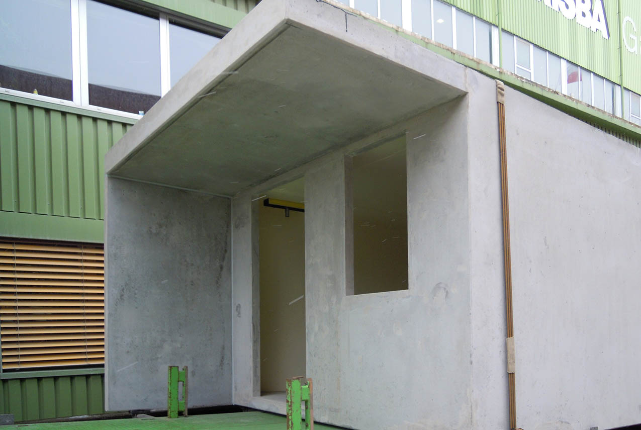 Façade en béton avec évidement pour porte et fenêtre
