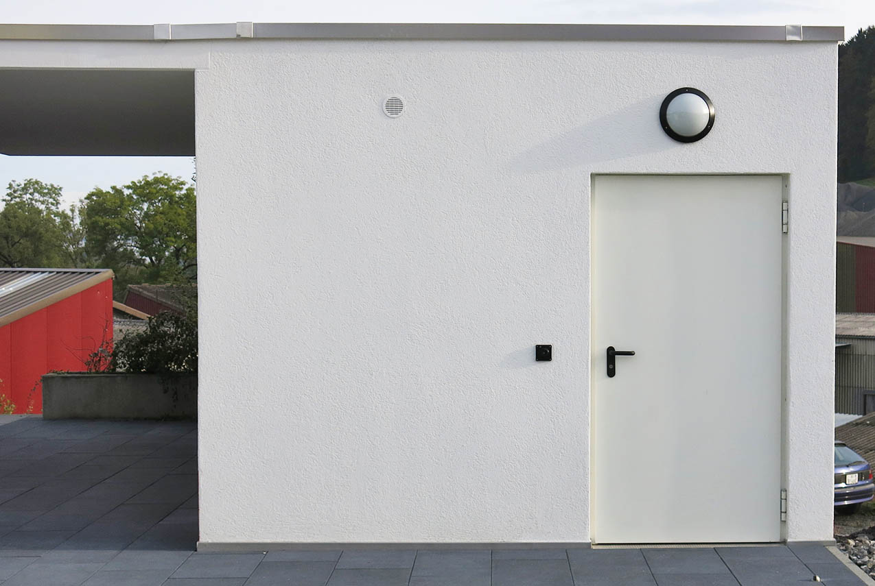 Façade en béton avec porte