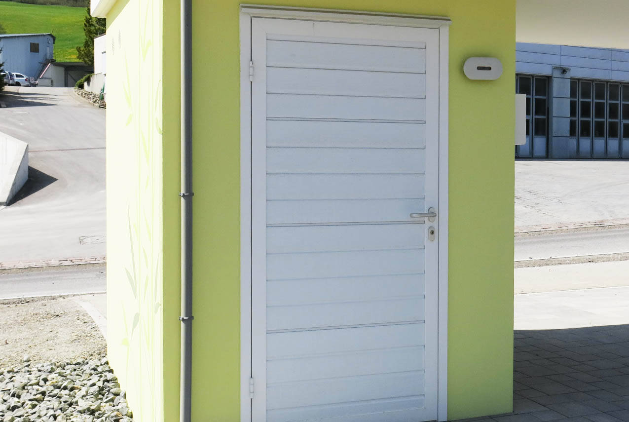 Mit waagrechter Sicke, verkehrsweiss RAL 9016