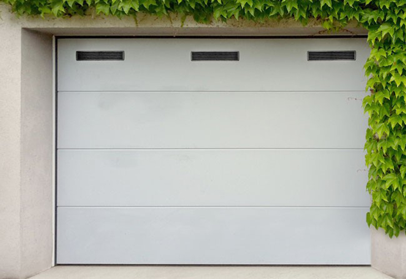 Garagentor mit Lüftungsgitter