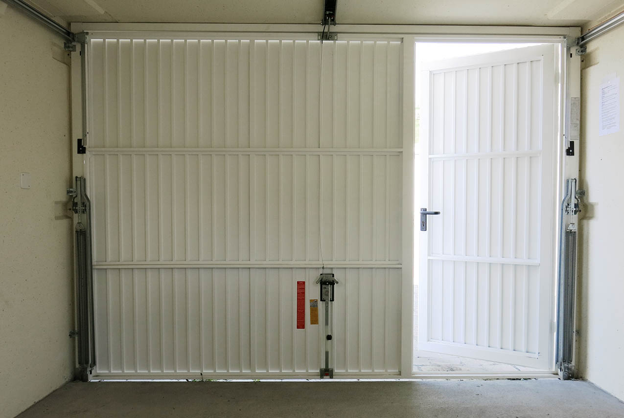 Servicetür im Tor eingebaut Innenansicht