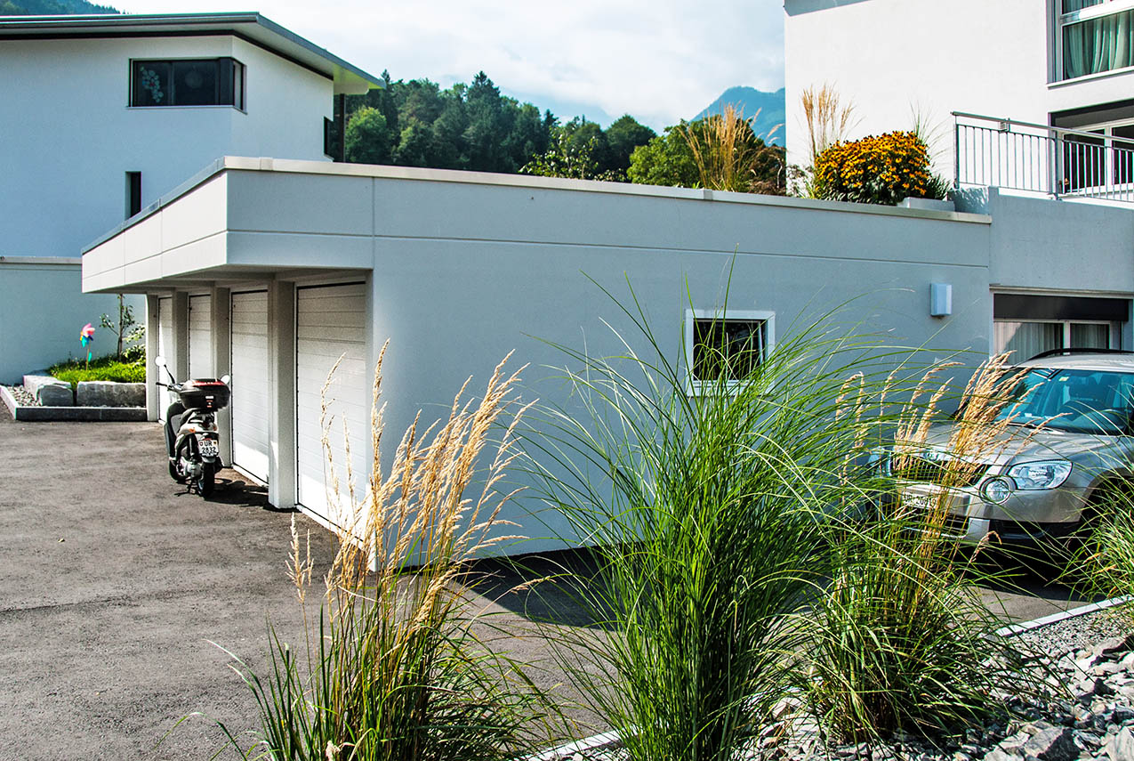 3 garages enterrés avec parapet 50 cm de haut et avant-toit