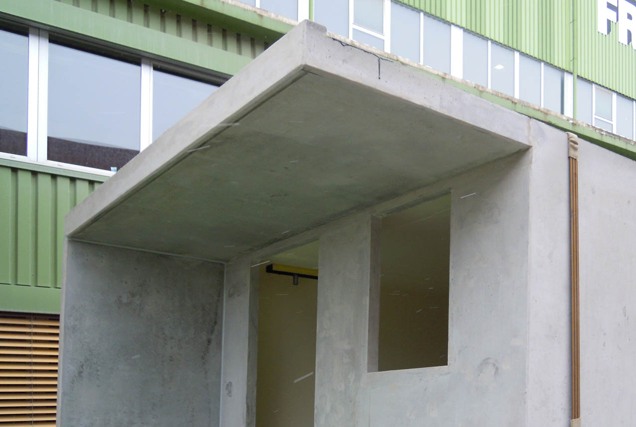 Avant-toit au-dessus de la parois frontale