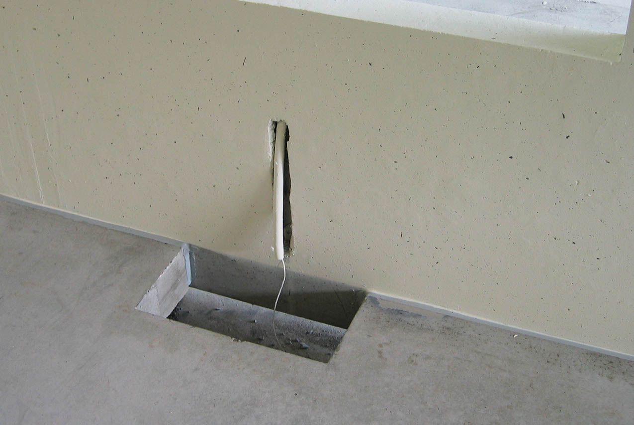 Évidements dans la paroi et du sol pour un coffret électrique