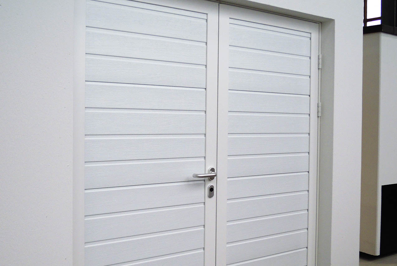 Zweiflüglig mit waagrechter Sicke, verkehrsweiss RAL 9016